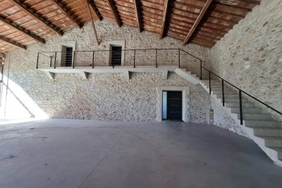 Miniature Location salle Arles (Bouches-du-Rhône) - Mas de Bonnafoux #5 Deux vasques blanches sur un plan en bois clair, avec deux miroirs ronds suspendus au mur.