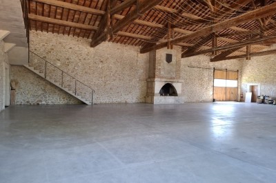Miniature Location salle Arles (Bouches-du-Rhône) - Mas de Bonnafoux #6 Deux vasques blanches sur un plan en bois clair, avec deux miroirs ronds suspendus au mur.