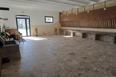 Miniature Location salle Arles (Bouches-du-Rhône) - Mas de Bonnafoux #36 Deux vasques blanches sur un plan en bois clair, avec deux miroirs ronds suspendus au mur.