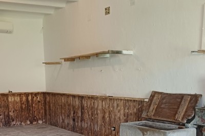 Miniature Location salle Arles (Bouches-du-Rhône) - Mas de Bonnafoux #44 Deux vasques blanches sur un plan en bois clair, avec deux miroirs ronds suspendus au mur.