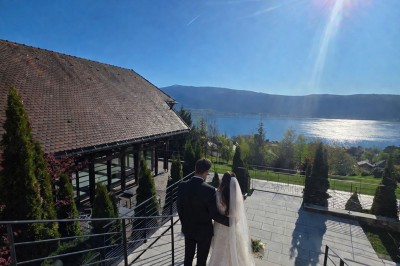 Table extérieure dressée avec des verres à vin, des fleurs, des bougies et des plateaux de nourriture.