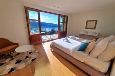 Table extérieure dressée avec des verres à vin, des fleurs, des bougies et des plateaux de nourriture.