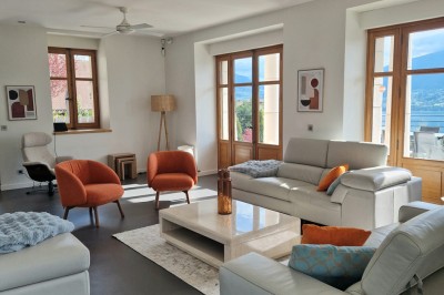 Table extérieure dressée avec des verres à vin, des fleurs, des bougies et des plateaux de nourriture.