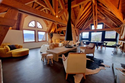 Table extérieure dressée avec des verres à vin, des fleurs, des bougies et des plateaux de nourriture.