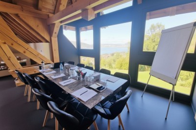 Table extérieure dressée avec des verres à vin, des fleurs, des bougies et des plateaux de nourriture.