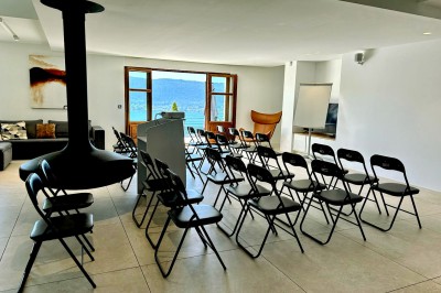 Table extérieure dressée avec des verres à vin, des fleurs, des bougies et des plateaux de nourriture.