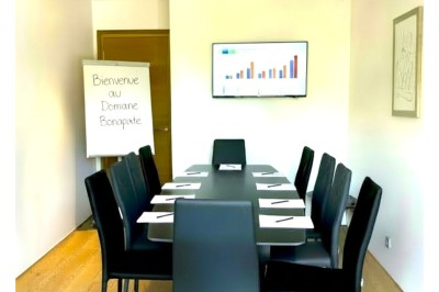 Table extérieure dressée avec des verres à vin, des fleurs, des bougies et des plateaux de nourriture.