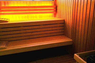 Table extérieure dressée avec des verres à vin, des fleurs, des bougies et des plateaux de nourriture.