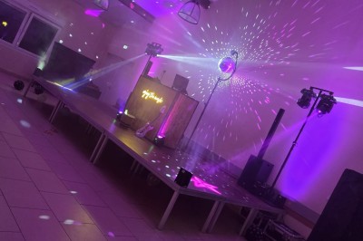 Miniature DJ Jarny (Meurthe-et-Moselle) - Fth Music Event's #14 Salle de réception rustique avec poutres apparentes, guirlandes lumineuses et décoration en tissu blanc suspendu.