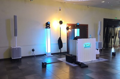 Miniature DJ Jarny (Meurthe-et-Moselle) - Fth Music Event's #16 Salle de réception rustique avec poutres apparentes, guirlandes lumineuses et décoration en tissu blanc suspendu.