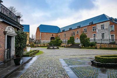 Miniature Location salle Assesse (Province de Namur) - Château Vivier l’Agneau et La Grange #2 Mur en briques avec le mot ’LIVE’ illuminé, situé dans un espace intérieur avec poutres en bois et sol en béton.