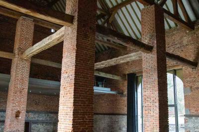 Miniature Location salle Assesse (Province de Namur) - Château Vivier l’Agneau et La Grange #4 Mur en briques avec le mot ’LIVE’ illuminé, situé dans un espace intérieur avec poutres en bois et sol en béton.