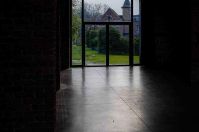 Miniature Location salle Assesse (Province de Namur) - Château Vivier l’Agneau et La Grange #5 Mur en briques avec le mot ’LIVE’ illuminé, situé dans un espace intérieur avec poutres en bois et sol en béton.