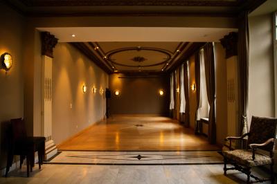 Miniature Location salle Assesse (Province de Namur) - Château Vivier l’Agneau et La Grange #6 Mur en briques avec le mot ’LIVE’ illuminé, situé dans un espace intérieur avec poutres en bois et sol en béton.