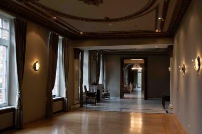 Miniature Location salle Assesse (Province de Namur) - Château Vivier l’Agneau et La Grange #7 Mur en briques avec le mot ’LIVE’ illuminé, situé dans un espace intérieur avec poutres en bois et sol en béton.