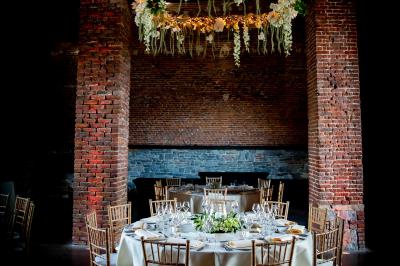 Miniature Location salle Assesse (Province de Namur) - Château Vivier l’Agneau et La Grange #10 Mur en briques avec le mot ’LIVE’ illuminé, situé dans un espace intérieur avec poutres en bois et sol en béton.