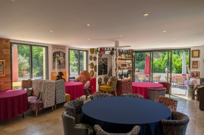 Batterie installée sur une scène éclairée, entourée d'amplificateurs et de structures métalliques.