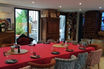 Batterie blanche installée sur une scène éclairée, entourée d'amplificateurs et de structures métalliques.