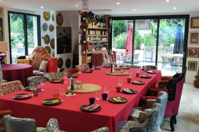 Batterie blanche installée sur une scène éclairée, entourée d'amplificateurs et de structures métalliques.