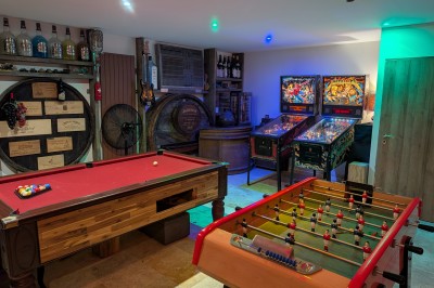 Batterie blanche installée sur une scène éclairée, entourée d'amplificateurs et de structures métalliques.