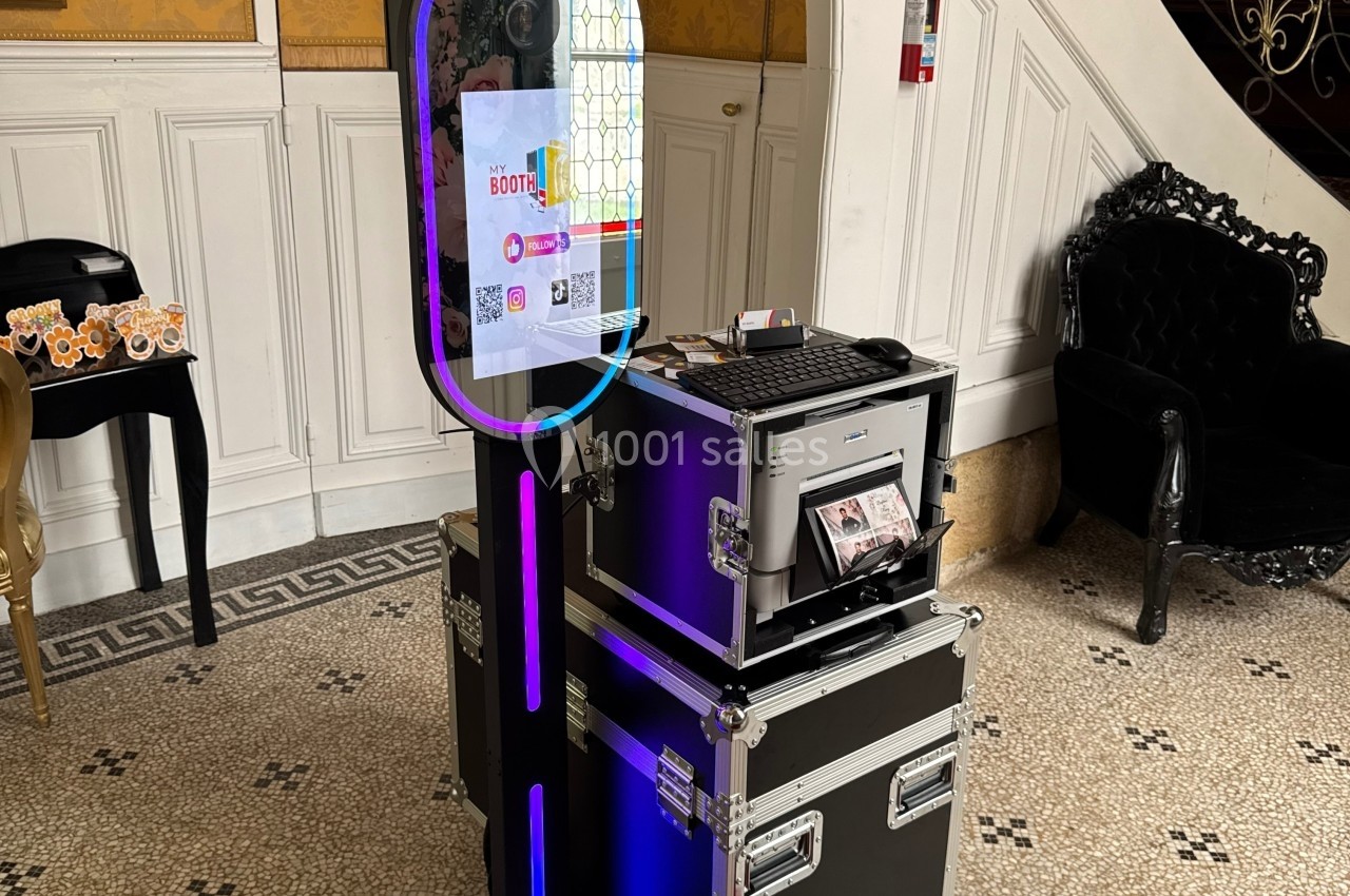 Borne photo interactive avec écran tactile et imprimante, installée dans un intérieur élégant avec sol en mosaïque.