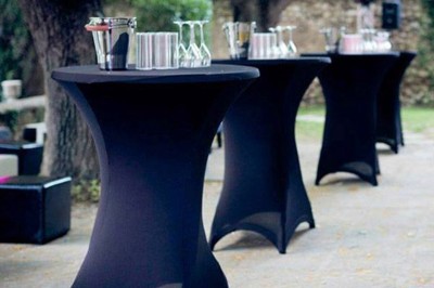 Miniature Mas Adamon Location #2 Table dressée en extérieur avec nappes blanches, verres et décorations florales, entourée de chaises en bois.