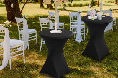 Miniature Mas Adamon Location #3 Table dressée en extérieur avec nappes blanches, verres et décorations florales, entourée de chaises en bois.