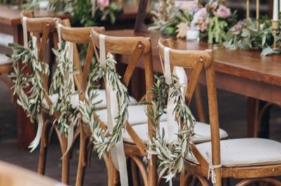 Miniature Mas Adamon Location #11 Table dressée en extérieur avec nappes blanches, verres et décorations florales, entourée de chaises en bois.