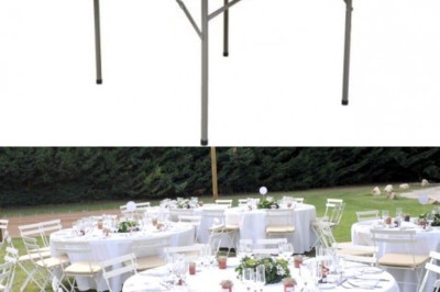 Miniature Mas Adamon Location #12 Table dressée en extérieur avec nappes blanches, verres et décorations florales, entourée de chaises en bois.