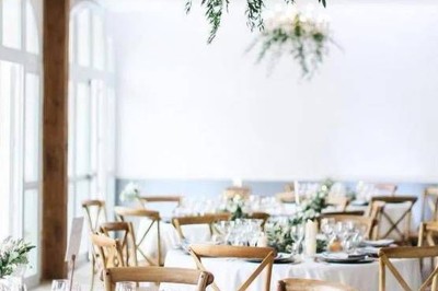 Miniature Mas Adamon Location #15 Table dressée en extérieur avec nappes blanches, verres et décorations florales, entourée de chaises en bois.