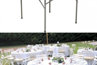 Miniature Mas Adamon Location #34 Table dressée en extérieur avec nappes blanches, verres et décorations florales, entourée de chaises en bois.