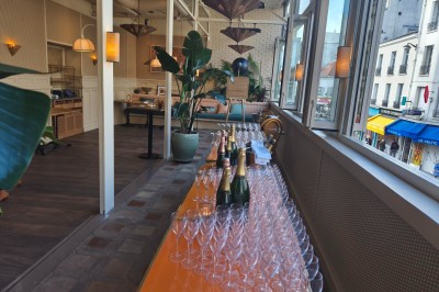 Plateau en bois avec plusieurs petites assiettes contenant des amuse-bouches variés et des cuillères en bois.