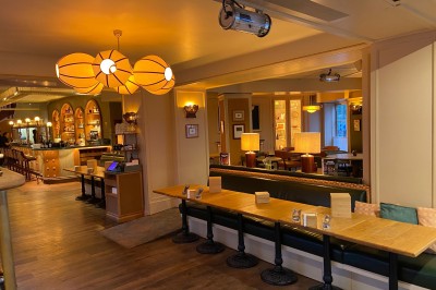 Plateau en bois avec plusieurs petites assiettes contenant des amuse-bouches variés et des cuillères en bois.