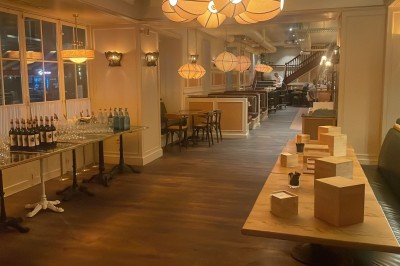 Plateau en bois avec plusieurs petites assiettes contenant des amuse-bouches variés et des cuillères en bois.