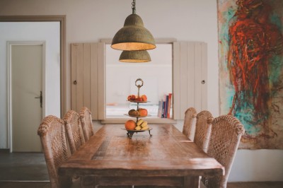 Tente de style yourte avec terrasse en bois, entourée d'arbres dans un cadre naturel.