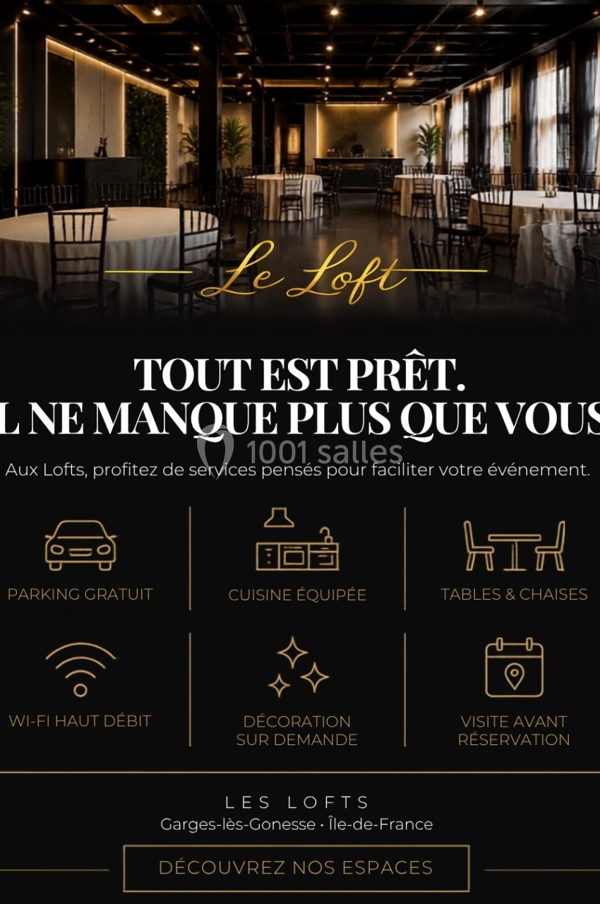 Salle élégante avec tables et chaises disposées pour un événement, éclairée par des lumières chaleureuses.