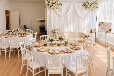 Miniature Location salle Garges-lès-Gonesse (Val-d'Oise) - Le Loft #12 Salle décorée pour une baby shower avec tables dressées, ballons roses et dorés, et peluches en décoration.