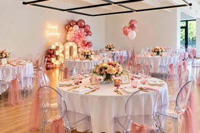 Miniature Location salle Garges-lès-Gonesse (Val-d'Oise) - Le Loft #19 Salle décorée pour une baby shower avec tables dressées, ballons roses et dorés, et peluches en décoration.