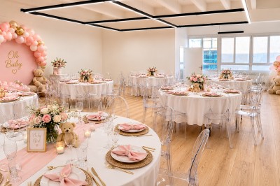 Miniature Location salle Garges-lès-Gonesse (Val-d'Oise) - Le Loft #21 Salle décorée pour une baby shower avec tables dressées, ballons roses et dorés, et peluches en décoration.