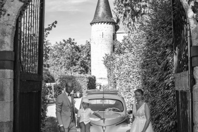 Miniature Location salle Vinzelles (Puy-de-Dôme) - Château de Sauvagnat #8 Voiture décapotable verte décorée de fleurs devant un château, avec des invités en arrière-plan.