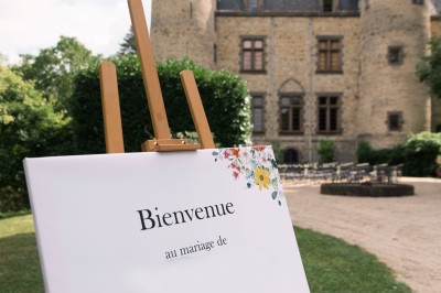Miniature Location salle Vinzelles (Puy-de-Dôme) - Château de Sauvagnat #10 Voiture décapotable verte décorée de fleurs devant un château, avec des invités en arrière-plan.