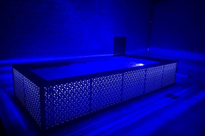 Table de ping-pong en extérieur devant un bâtiment en pierre avec une enseigne ’Le Loft de la Grange’.