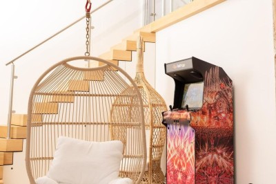 Table de ping-pong en extérieur devant un bâtiment en pierre avec une enseigne ’Le Loft de la Grange’.