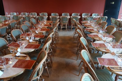 Miniature Location salle Paris 13 (Paris) - Rêva Brasserie BNF #8 Terrasse d'un restaurant avec des chaises en rotin, entourée de plantes en pot et située près d'un bâtiment moderne.