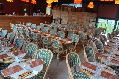 Miniature Location salle Paris 13 (Paris) - Rêva Brasserie BNF #3 Terrasse d'un restaurant avec chaises en rotin, située sur un trottoir bordé de plantes fleuries.