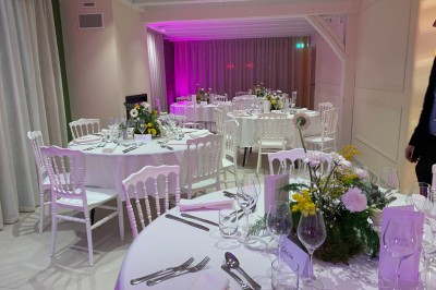 Miniature Location salle Bassuet (Marne) - Champagne Bernard Lonclas #4 Salle de bain moderne avec deux vasques blanches sur un plan en bois, miroir éclairé et douche en arrière-plan.