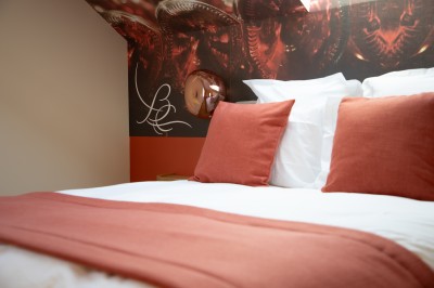 Salle de bain moderne avec deux vasques blanches, un miroir rond éclairé et une douche à paroi en verre.