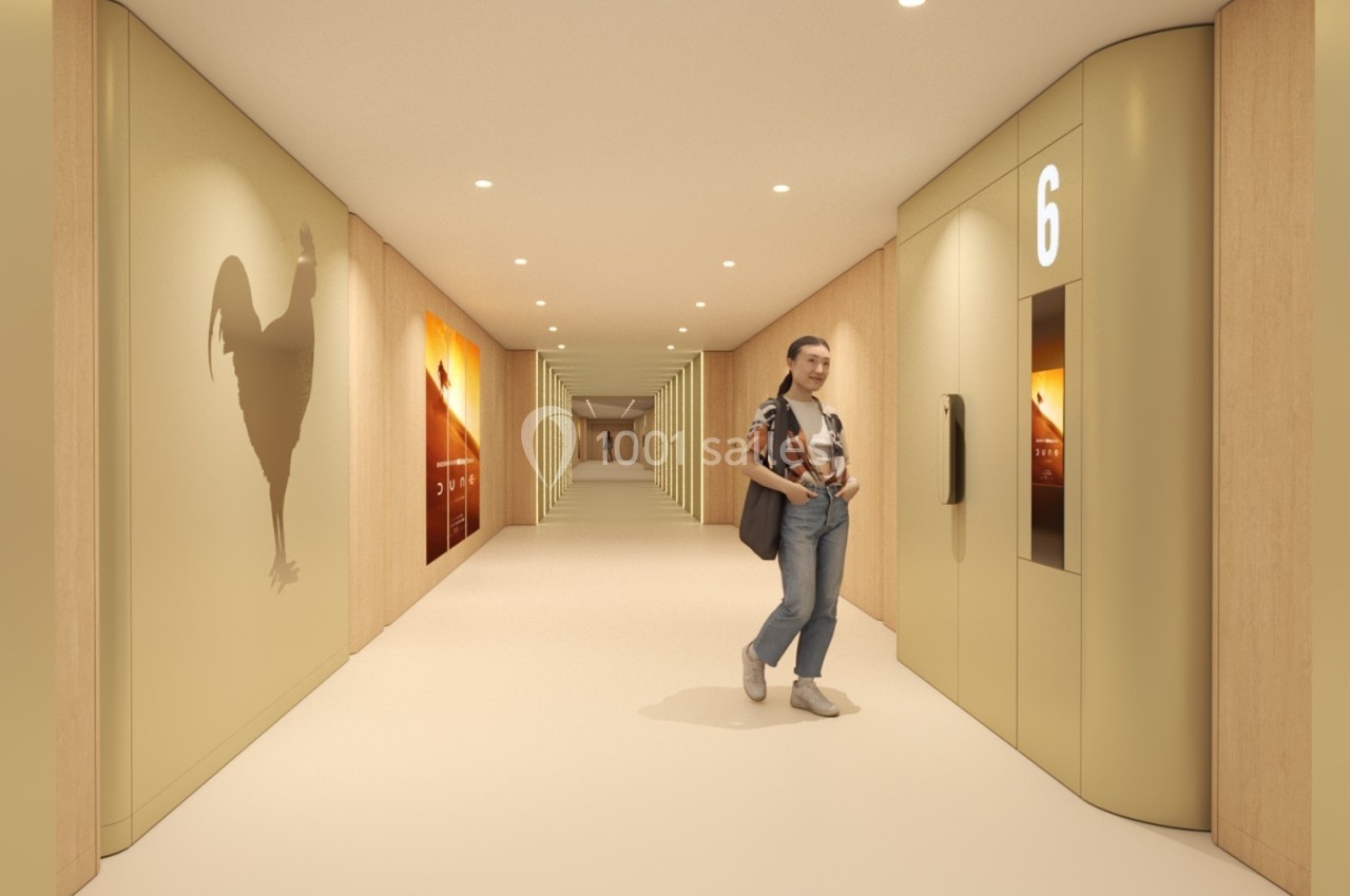 Femme marchant dans un couloir moderne avec des portes numérotées et des décorations murales représentant un coq.