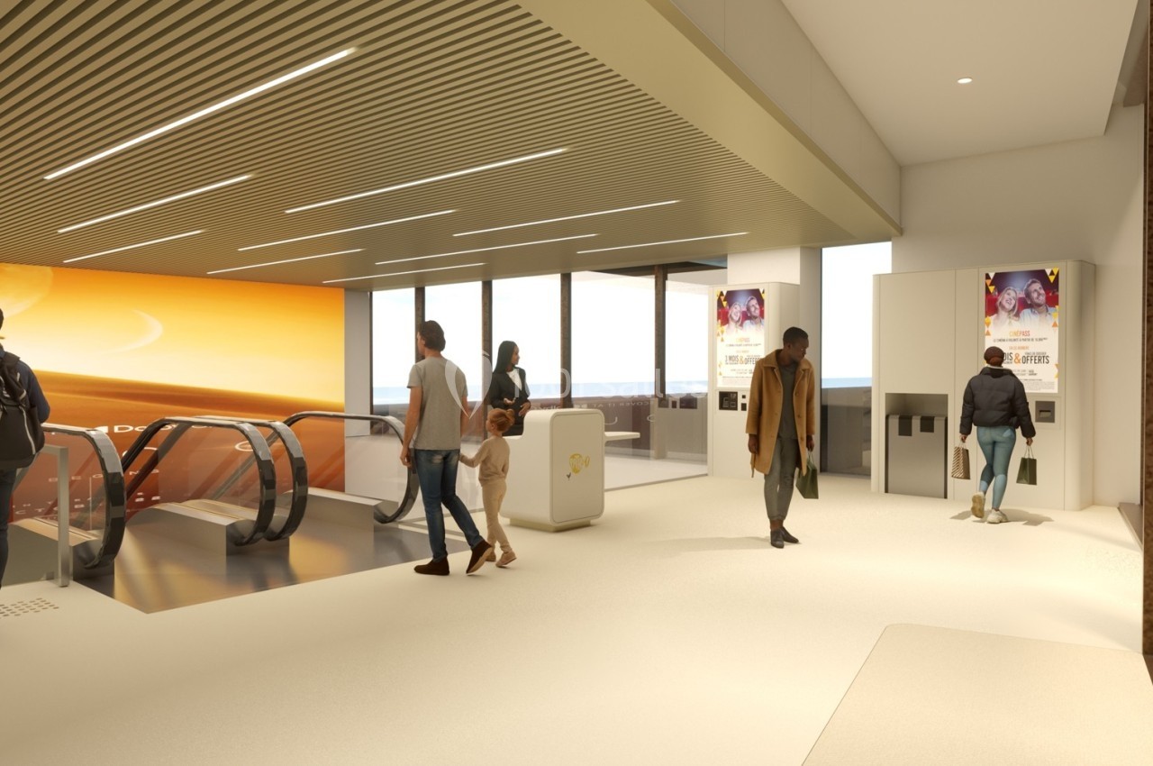 Des personnes se déplacent dans un espace moderne avec escalators, écrans lumineux et bornes interactives.