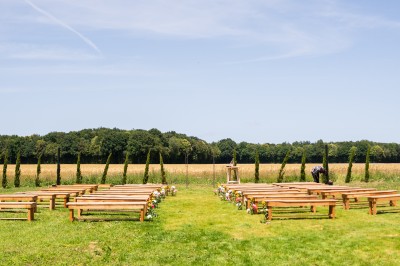 Miniature Location salle La Croix-du-Perche (Eure-et-Loir) - Le Bois Martin #10 Un couple célèbre son mariage devant une pièce montée décorée de fleurs et de cierges magiques.